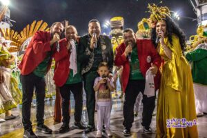 DESFILE DO GRUPO ESPECIAL DO CARNAVAL SP 2023: Integrantes da escola de samba X-9