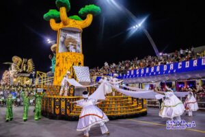 ÃO PAULO, SP, 11.02.2024 - DESFILE DO GRUPO ACESSO 1 DO CARNAVAL SP 2024: Integrantes da escola de samba Estrela do Terceiro Milenio durante o desfile do Carnaval de São Paulo no Sambódromo do Anhembi na região norte de São Paulo na noite deste domingo, (11). (Foto: Dayse Pacífico/Nelson Gariba/Sintonia de Bambas)