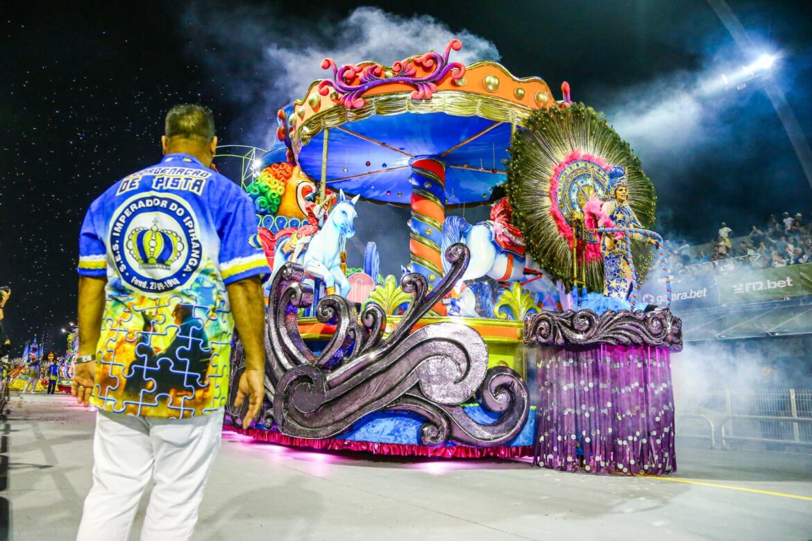 SÃO PAULO, SP, 03.02.2024-CARNAVAL-SP: Integrante da escola de samba Imperador do Ipiranga, durante o desfile do grupo de acesso 2 do Carnaval de São Paulo, no Sambódromo do Anhembi, zona norte de São Paulo, na noite deste sábado, (03). (Foto: Nelson Gariba/Sintonia de Bambas)