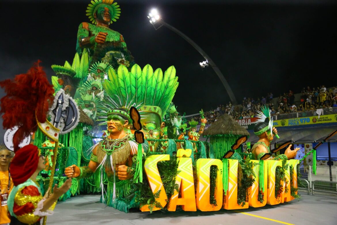 SÃO PAULO, SP, 03.02.2024-CARNAVAL-SP: Integrante da escola de samba Unidos de São Lucas, durante o desfile do grupo de acesso 2 do Carnaval de São Paulo, no Sambódromo do Anhembi, zona norte de São Paulo, na noite deste sábado, (03).(Foto: Nelson Gariba/Sintonia de Bambas)