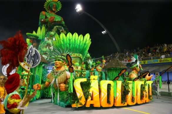 SÃO PAULO, SP, 03.02.2024-CARNAVAL-SP: Integrante da escola de samba Unidos de São Lucas, durante o desfile do grupo de acesso 2 do Carnaval de São Paulo, no Sambódromo do Anhembi, zona norte de São Paulo, na noite deste sábado, (03).(Foto: Nelson Gariba/Sintonia de Bambas)