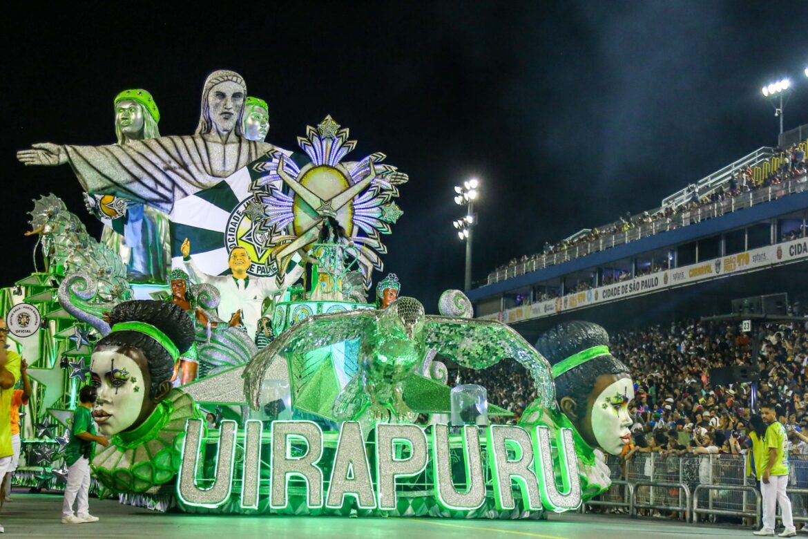 SÃO PAULO, SP, 03.02.2024-CARNAVAL-SP: Integrante da escola de samba Uirapuru da Mooca, durante o desfile do grupo de acesso 2 do Carnaval de São Paulo, no Sambódromo do Anhembi, zona norte de São Paulo, na noite deste sábado, (03). (Foto: Nelson Gariba/Sintonia de Bambas)