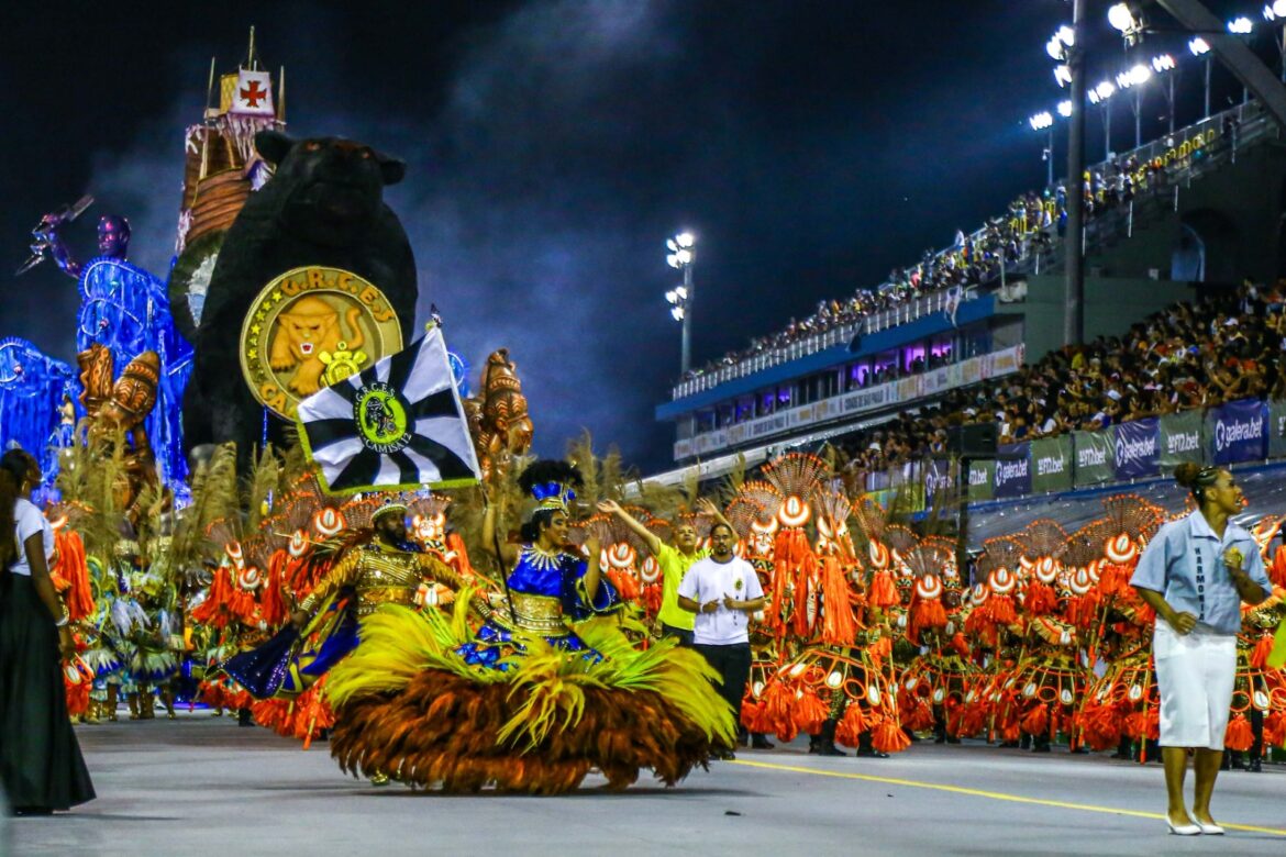 SÃO PAULO, SP, 03.02.2024-CARNAVAL-SP: Integrante da escola de samba Camisa 12, durante o desfile do grupo de acesso 2 do Carnaval de São Paulo, no Sambódromo do Anhembi, zona norte de São Paulo, na noite deste sábado, (03). (Foto: Nelson Gariba/Sintonia de Bambas)