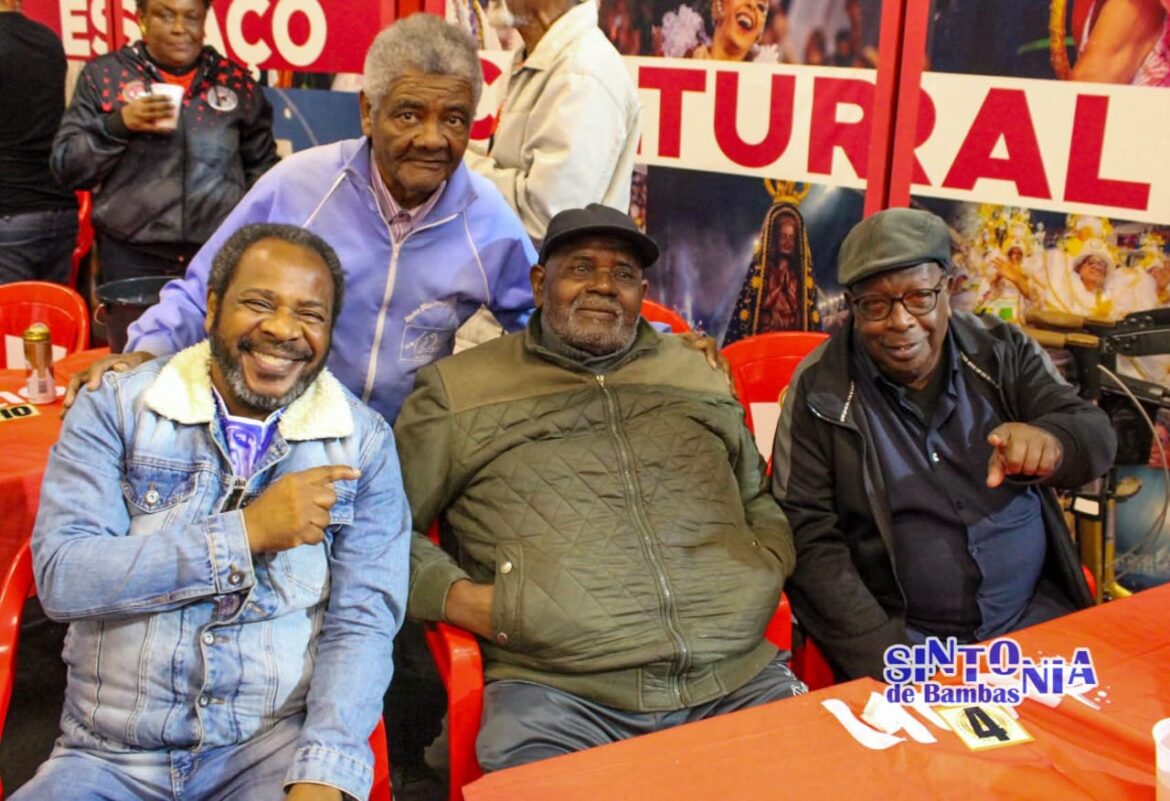 Mestre Landão e integrantes Sintonia de Bambas