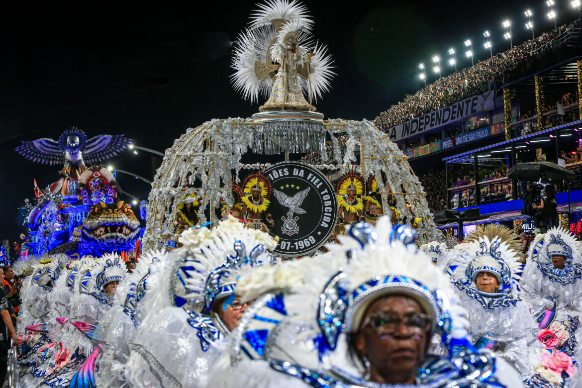 Gaviões da Fiel desfilando no Sambódromo do Anhembi no Carnaval 2026 com o enredo Vozes Ancestrais Para Um Novo Amanhã