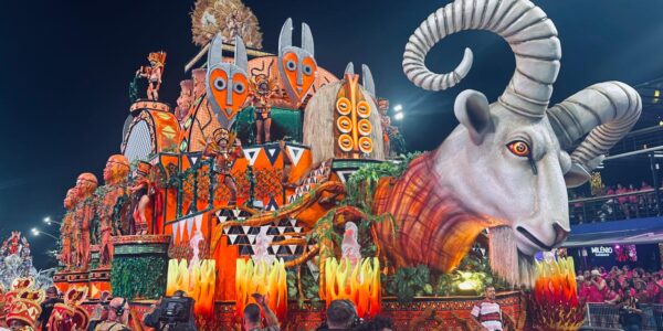 Independente Tricolor encerrou os desfiles do Acesso 1 com ritual de origem