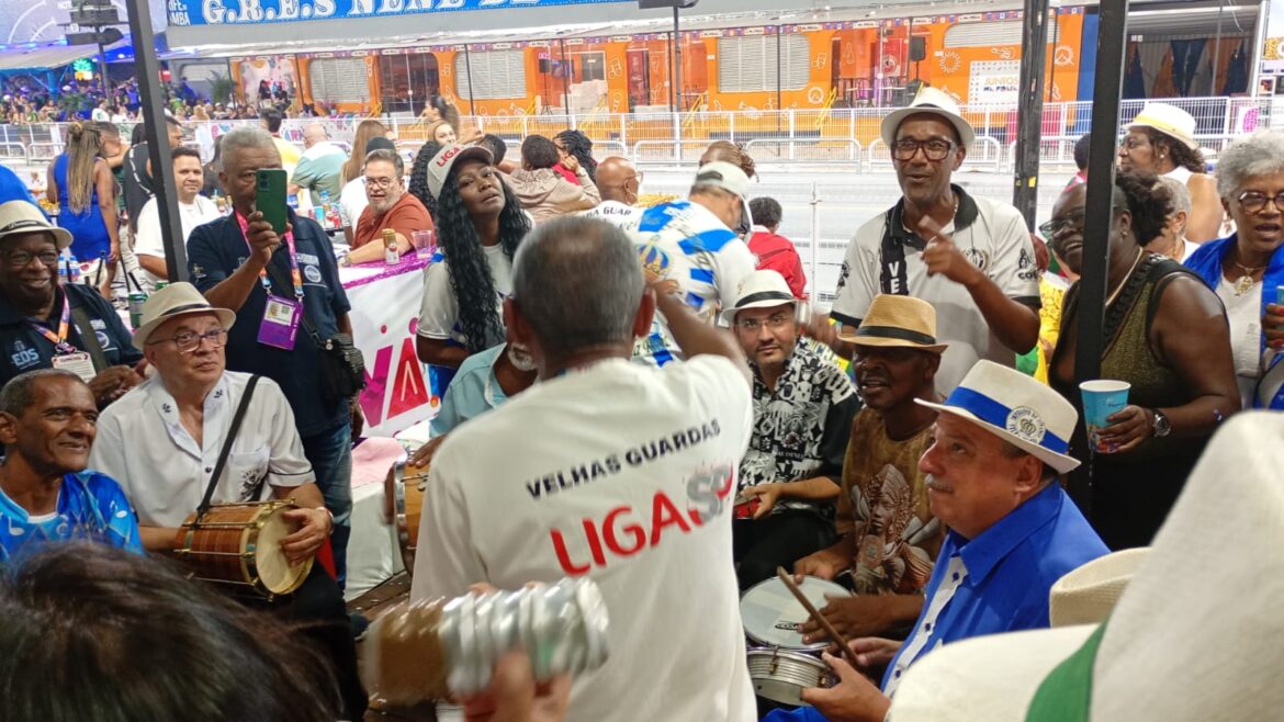 Rádio Sintonia de Bambas registra a Velha Guarda no Camarote da Liga-SP durante o Carnaval 2026 no Anhembi